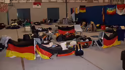 Das Schlaflager! &Uuml;ber hundert Menschen schlafen in der Turnhalle (DR)