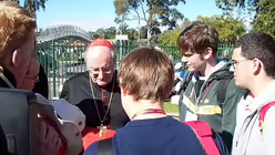 Kardinal Meisner im Gespräch mit der Jugend in Australien 2008 / © dr (DR)