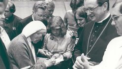 Joachim Kardinal Meisner mit Mutter Theresa / © Boecker (Kirchenzeitung Koeln)