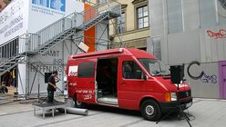 Der domradio.de-Ü-Wagen mitten auf Münchens großer Einkaufstraße, der Neuhauser Straße (DR)