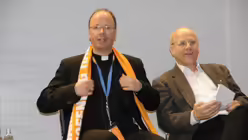 Nahmen an der Diskussion teil - Jesuitenpater Klaus Mertes (l.), Rektor des Canisius-Kollegs, und Bischof Stephan Ackermann, der Beauftragte der katholischen Kirche f&uuml;r die Missbrauchsf&auml;lle. (DR)