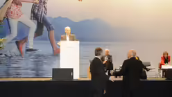 ... ehe Denef aufsprang und die Diskussion störte. (DR)