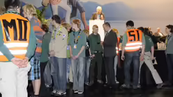 Pfadfinder und Ordner drängten den Störer aus der Halle. (DR)