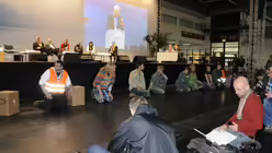 ... und nahmen anschließend vor der Bühne ihren Platz ein. (DR)