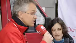 Chefredakteur Ingo Br&uuml;ggenj&uuml;rgen sammelt letzte Stimmen vor Ort (DR)