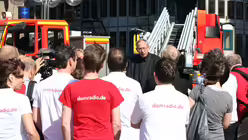 Dompropst Norbert Feldhoff gratulierte als Erster / &copy; Alexander Foxius (DR)