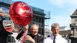 Dompropst Norbert Feldhoff gratulierte als Erster / &copy; Alexander Foxius (DR)