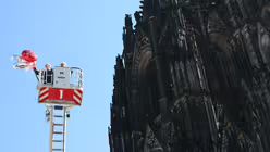 Die Aktion erinnerte an den durch Weihrauch ausgel&ouml;sten Feueralarm vor zehn Jahren. / &copy; Alexander Foxius (DR)