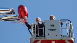 Dompropst Nobert Feldhoff in luftiger H&ouml;he. / &copy; Alexander Foxius (DR)