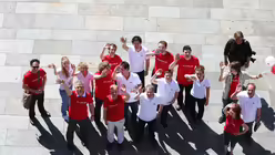 Blick von Oben auf Mitarbeiter des domradios. / &copy; Alexander Foxius (DR)