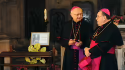 Erzbischof Robert Zollitsch in Prag: Im Gespr&auml;ch mit Erzbischof Dominik Duka (KNA)