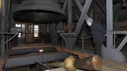 Der herabgefallene Kl&ouml;ppel der K&ouml;lner Petersglocke "Decke Pitter" 1 / &copy; Robert Boecker (DR)