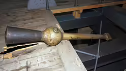 Der herabgefallene Klöppel der Kölner Petersglocke "Decke Pitter" 2 / © Robert Boecker (DR)