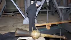 Der herabgefallene Klöppel der Kölner Petersglocke "Decke Pitter" 3 / © Robert Boecker (DR)