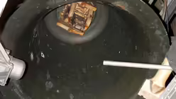 Der herabgefallene Kl&ouml;ppel der K&ouml;lner Petersglocke "Decke Pitter" 4 / &copy; Robert Boecker (DR)