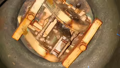 Der herabgefallene Kl&ouml;ppel der K&ouml;lner Petersglocke "Decke Pitter" 5 / &copy; Robert Boecker (DR)