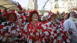 Weiberfastnacht auf dem K&ouml;lner Alter Markt 12 / &copy; Boecker