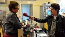 Sebastian Grom im Gespr&auml;ch mit Metzgerin Corin Verburg / &copy; Roessingh/Grom (DR)