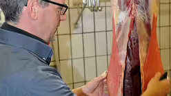 Cor Verburg beim "Zerkleinern" eines Lamms / &copy; Roessingh/Grom (DR)