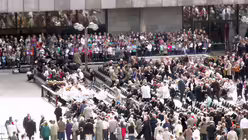 Fronleichnam in K&ouml;ln - Vor dem Gottesdienst 2 / &copy; Verena Tr&ouml;ster (DR)