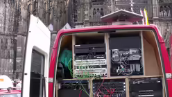 Fronleichnam in K&ouml;ln - Vor dem Gottesdienst 14 / &copy; Verena Tr&ouml;ster (DR)