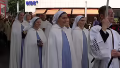 Fronleichnam in K&ouml;ln - Pontifikalamt und Prozession 39 / &copy; Verena Tr&ouml;ster (DR)