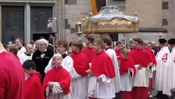 Fronleichnam in K&ouml;ln - Pontifikalamt und Prozession 65 / &copy; Verena Tr&ouml;ster (DR)