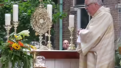 Fronleichnam in K&ouml;ln - Pontifikalamt und Prozession 69 / &copy; Verena Tr&ouml;ster (DR)