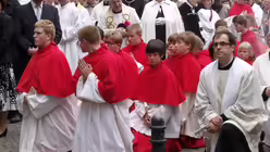 Fronleichnam in K&ouml;ln - Pontifikalamt und Prozession 70 / &copy; Verena Tr&ouml;ster (DR)