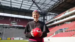 Fan auch schon als Weihbischof / &copy; Robert Boecker (DR)