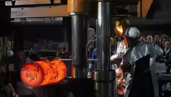 Der neue Kl&ouml;ppel f&uuml;r die Petersglocke im K&ouml;lner Dom wird geschmiedet 3 / &copy; Robert Boecker (DR)