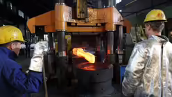 Der neue Kl&ouml;ppel f&uuml;r die Petersglocke im K&ouml;lner Dom wird geschmiedet 12 / &copy; Robert Boecker (DR)