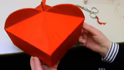 Neue Kleider f&uuml;r den Kardinal 1 (KNA)