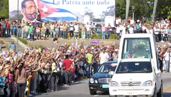 Papst Benedikt XVI. ist am 26. M&auml;rz auf dem Weg zum Antonio Maceo Platz der Revolution in Santiago de Cuba, um dort eine Messe zu feiern.  (KNA)