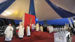 Kurz vor Beginn des Gottesdienstes &uuml;berwand ein Mann die Absperrung, lief in Richtung des Altars und rief "Nieder mit dem Kommunismus" (KNA)