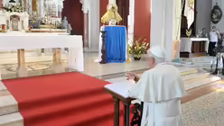 Gebet vor der Marienstatue der "Barmherzigen Jungfrau" (KNA)