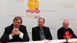 Stellten sich den Fragen: Pater Langend&ouml;rfer, Msgr. Kleine und Kardinal Meisner / &copy; Boecker