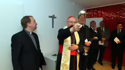 Weihwasser f&uuml;r die R&auml;umlichkeiten / &copy; Boecker