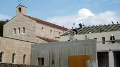 Das Geb&auml;ude beherbergt mehrere Zimmer, eine K&uuml;che, Bibliothek und Gemeinschaftsr&auml;ume. / &copy; Ralf Walter (DR)