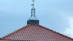 Der "Wetterfisch" weht seit einigen Monaten schon auf dem Dach des neuen Klosters / &copy; Ralf Walter (DR)