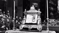 Das Evangeliar, das vor jeder Sitzung feierlich inthronisiert wird (KNA)