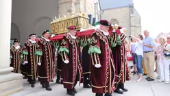 Die Schreinträgergilde trägt den Schrein aus dem Dom durch die Stadt / © Oliver Kelch (DR)