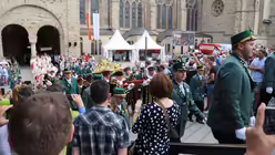 Viele warten auf den Schrein ... / © Oliver Kelch (DR)