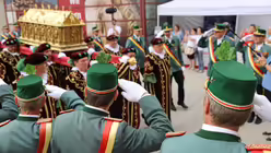 Die Schützen begrüßen den Schrein / © Oliver Kelch (DR)