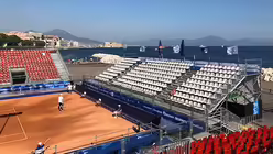 Tennisstadion vor Hafen-Kulisse bei der 30. Sommer-Universiade in Neapel / © Elisabeth Keilmann (adh)