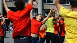 Die Jugendlichen tanzen in ihren bunten T-Shirts.  / © Melanie Trimborn (DR)