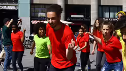 Qassem Alhamayyer tanzt vorne weg.  / &copy; Melanie Trimborn (DR)