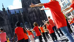 Sie tanzen im Schatten des Doms.  / &copy; Melanie Trimborn (DR)