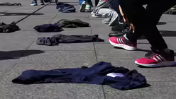 Die Pullover liegen auf dem Vorplatz des Hauptbahnhofs.  / &copy; Melanie Trimborn (DR)