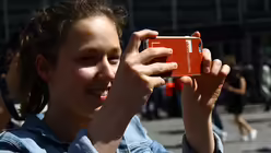 domradio.de-Kollegin Caroline Will berichtet live via Facebook.  / © Melanie Trimborn (DR)